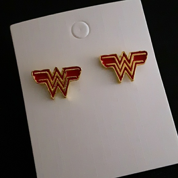 💥 Wonder Woman Earrings - Picture 5 of 6